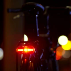 B&M TOPLIGHT Flat S - Batteriebetrieben -Bosch Verkaufsgeschäft bm flat s angeschaltet