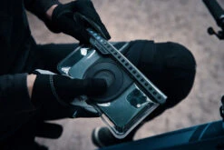 Fidlock VACUUM Uni Phone Case Hülle -Bosch Verkaufsgeschäft fidlock vacuum uni phone case bike rueckseite smartphone