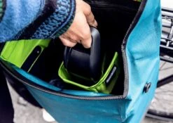 Ortlieb E-Mate Pannier -Bosch Verkaufsgeschäft ortlieb e mate battery compartment action