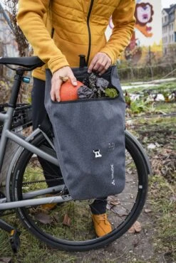 VAUDE ReCycle Commute Single Hinterradtasche -Bosch Verkaufsgeschäft vaude recycle commute single action 1